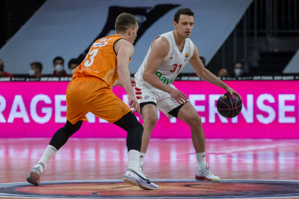 守中扮演重 守中扮演重